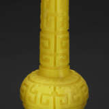 AN ARCHAISTIC YELLOW GLASS BOTTLE VASE - фото 2