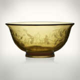 A VERY RARE WHEEL-ENGRAVED TRANSLUCENT YELLOW GLASS BOWL - Foto 4