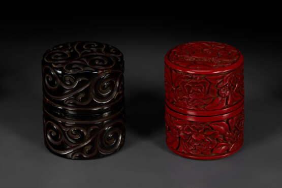 TWO SMALL CARVED LACQUER INCENSE BOXES AND COVERS - Foto 2