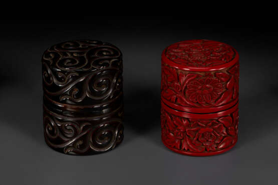TWO SMALL CARVED LACQUER INCENSE BOXES AND COVERS - Foto 3