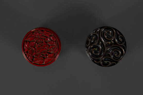 TWO SMALL CARVED LACQUER INCENSE BOXES AND COVERS - Foto 4