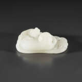 A WHITE JADE `CATS AND FAN` CARVING - photo 2