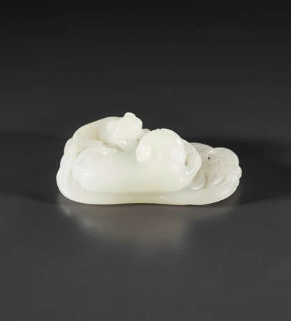 A WHITE JADE `CATS AND FAN` CARVING - Foto 2