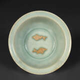 A RARE SMALL BISCUIT-RESERVED LONGQUAN CELADON `TWIN-FISH` DISH - фото 1
