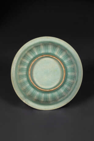 A RARE SMALL BISCUIT-RESERVED LONGQUAN CELADON `TWIN-FISH` DISH - photo 2
