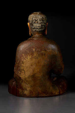 A RARE LACQUERED AND PARCEL GILT WOOD FIGURE OF A SEATED ASCETIC - Foto 4