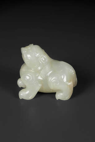 A SMALL PALE GREYISH-WHITE JADE FIGURE OF A MYTHICAL BEAST - Foto 2