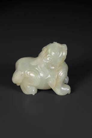 A SMALL PALE GREYISH-WHITE JADE FIGURE OF A MYTHICAL BEAST - фото 3