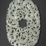 A FINELY CARVED WHITE JADE `NINE DRAGON` OVAL PLAQUE - Foto 3