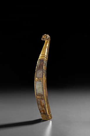 A JADE-INSET GILT-BRONZE BELT HOOK - photo 1