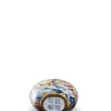 A RARE AND FINELY DECORATED BEIJING ENAMEL SNUFF BOTTLE - Foto 5