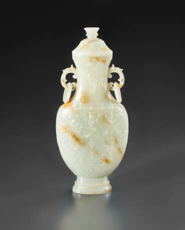 A CARVED MUGHAL-STYLE GREENISH-WHITE JADE VASE AND COVER - Foto 3