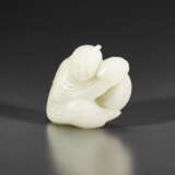 A FINELY CARVED WHITE JADE FIGURE OF A BOY HOLDING A DRUM - photo 2