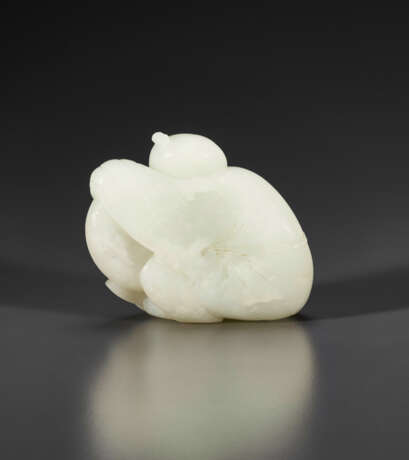 A FINELY CARVED WHITE JADE FIGURE OF A BOY HOLDING A DRUM - photo 3