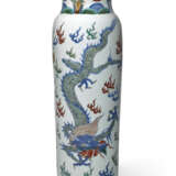 A LARGE AND UNUSUAL WUCAI CYLINDRICAL `DRAGON` VASE - фото 1