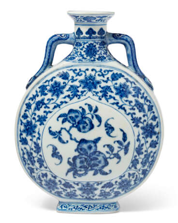 A BLUE AND WHITE `BATS AND PEACHES` MOON FLASK - фото 2