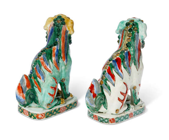 A PAIR OF FAMILLE VERTE FIGURES OF BUDDHIST LIONS - фото 2