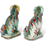 A PAIR OF FAMILLE VERTE FIGURES OF BUDDHIST LIONS - Foto 2