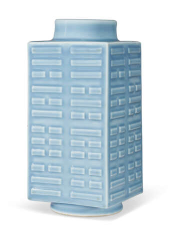 A PALE BLUE-GLAZED CONG-FORM `EIGHT-TRIGRAMS` VASE - Foto 1