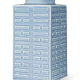 A PALE BLUE-GLAZED CONG-FORM `EIGHT-TRIGRAMS` VASE - Foto 1