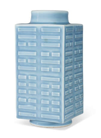 A PALE BLUE-GLAZED CONG-FORM `EIGHT-TRIGRAMS` VASE - Foto 2