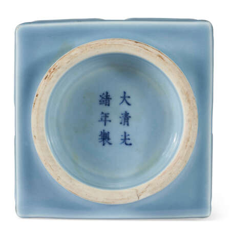 A PALE BLUE-GLAZED CONG-FORM `EIGHT-TRIGRAMS` VASE - Foto 3