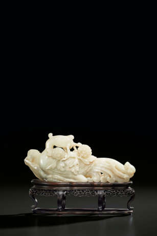 A WHITE JADE CARVING OF A PHOENIX - Foto 1
