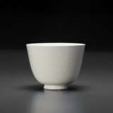 A LARGE GLAZED WHITE WARE CUP - Foto 1