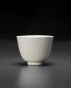 Dynastie Sui. A LARGE GLAZED WHITE WARE CUP