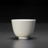 A LARGE GLAZED WHITE WARE CUP - photo 2