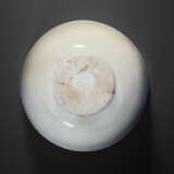 A LARGE GLAZED WHITE WARE CUP - Foto 3