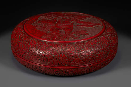 A LARGE CARVED RED LACQUER `EIGHT DAOIST IMMORTALS` CIRCULAR BOX AND COVER - Foto 1