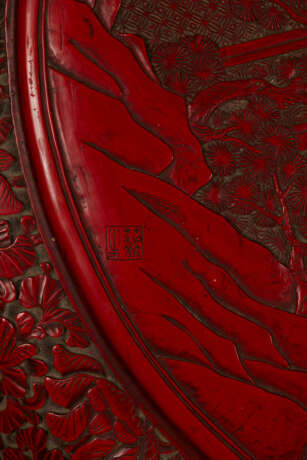A LARGE CARVED RED LACQUER `EIGHT DAOIST IMMORTALS` CIRCULAR BOX AND COVER - фото 3