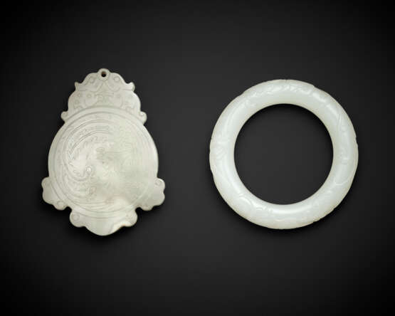A WHITE JADE CIRCULAR ORNAMENT CARVED WITH CHILONG - фото 1