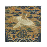 AN EMBROIDERED GOLD-GROUND RANK BADGE OF A CRANE, BUZI - фото 1