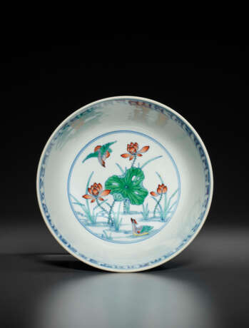 A RARE AND FINELY DECORATED DOUCAI `DUCKS AND LOTUS POD` BOWL - Foto 3