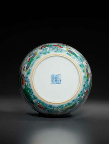 A RARE AND FINELY DECORATED DOUCAI `DUCKS AND LOTUS POD` BOWL - Foto 4