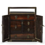 A SMALL RARE BOXWOOD, HUANGHUALI, JICHIMU, TIELIMU AND WUMU PARQUETRY ZITAN CHEST - Foto 3