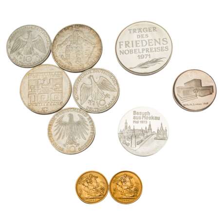 Small assortment of coins and medals with GOLD and SILVER - - Foto 2