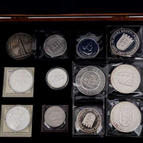 Wooden case with mostly silver medals - - photo 2