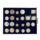 Tableau with silver coins from around the world - - Foto 2