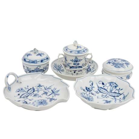 MEISSEN 71 pieces 'Onion pattern', 1st and 2nd choice, 19th/21st c. - фото 8