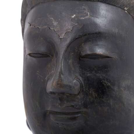 Survivor-sized head of Guanyin made of bronze. CHINA, Qing Dynasty (1644-1912). - photo 7
