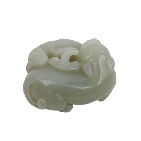 Chimera group made of celadon colored jade. CHINA, Republic period (1912-1949). - photo 2