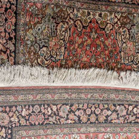 Oriental carpet made of cashmere silk. 20th century, 210x120 cm. - фото 3