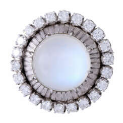 Brooch with gemstone entouraged by 22 diamonds total ca. 4,6 ct,