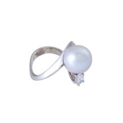 Ring with light gray cultured pearl,