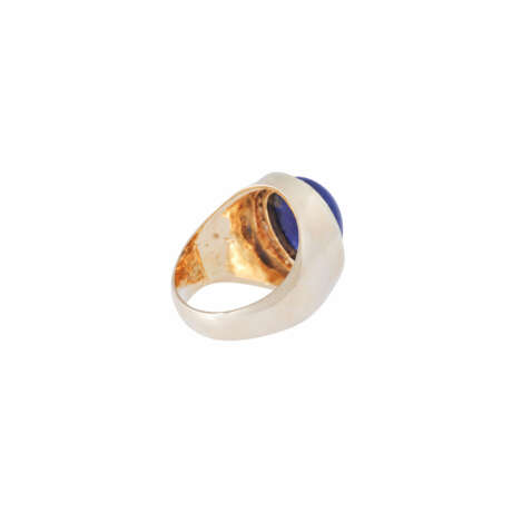 Ring with oval lapis lazuli and diamonds of total approx. 0.24 ct, - фото 3