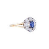 Ring with oval sapphire ca. 0,8 ct and 8 diamonds total ca. 1,2 ct, - photo 1