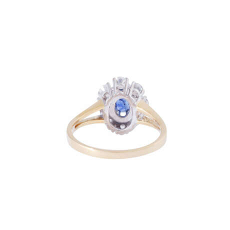 Ring with oval sapphire ca. 0,8 ct and 8 diamonds total ca. 1,2 ct, - photo 4